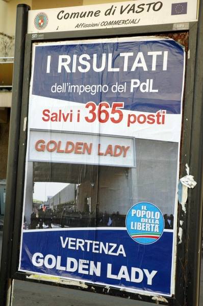 I manifesti del Pdl alla firma degli accordi per la Golden Lady