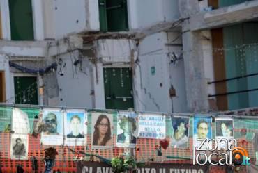 Manifesti con le vittime del terremoto (foto Ansa)