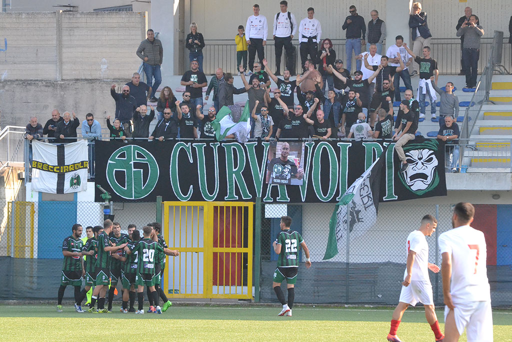 Festa per il terzo gol sotto la tribuna