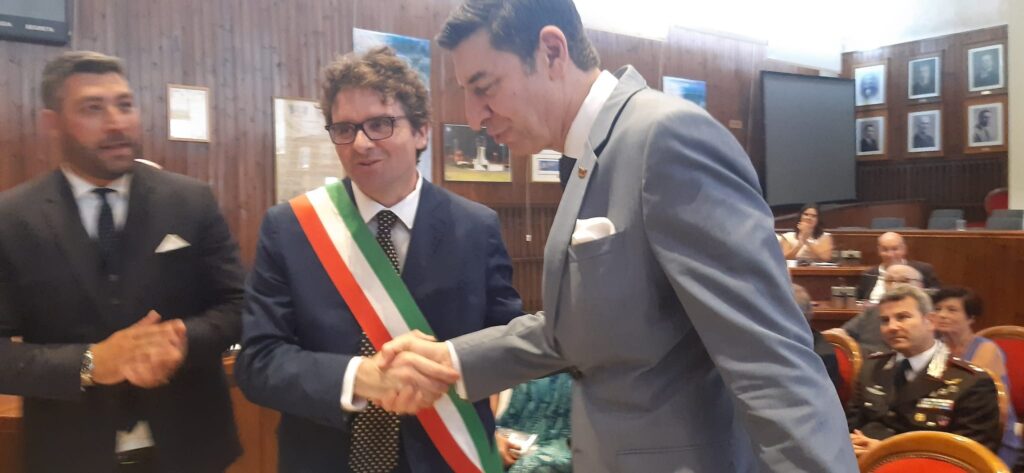 Al sindaco Zampilas la chiave della città per riaprire il gemellaggio con Perth - VIDEO e Gallery 7 STRETTA DI MANO