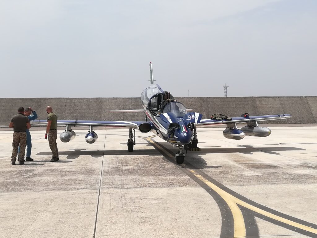 All'arrivo della Pattuglia acrobatica nazionale presente pure l'Arma aeronautica di Vasto (FOTO) 2 aereo1