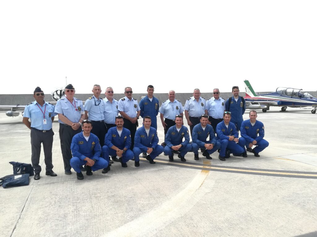 All'arrivo della Pattuglia acrobatica nazionale presente pure l'Arma aeronautica di Vasto (FOTO) 3 aereo3 pug e bas
