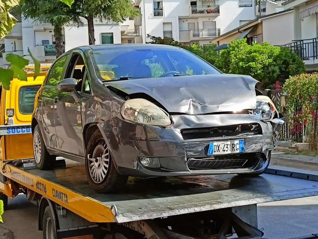 Incidente fra tre auto in corso Mazzini a Vasto, una si ribalta - VIDEO e Gallery 1 auto