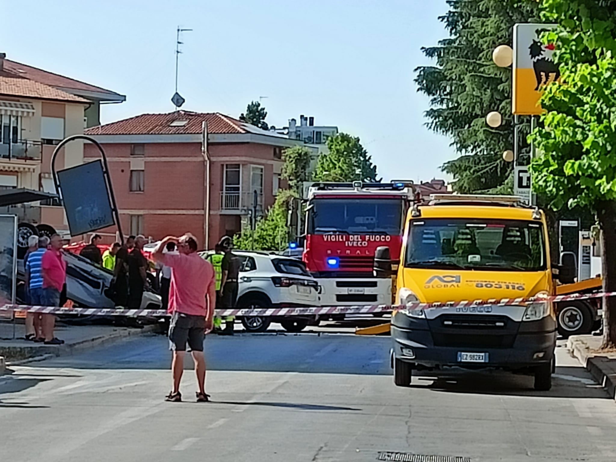 Incidente fra tre auto in corso Mazzini a Vasto, una si ribalta - VIDEO e Gallery 4 auto4