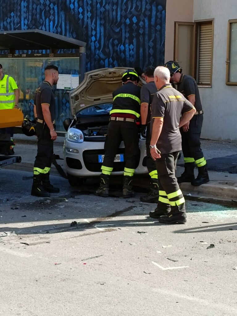 Incidente fra tre auto in corso Mazzini a Vasto, una si ribalta - VIDEO e Gallery 6 auto7