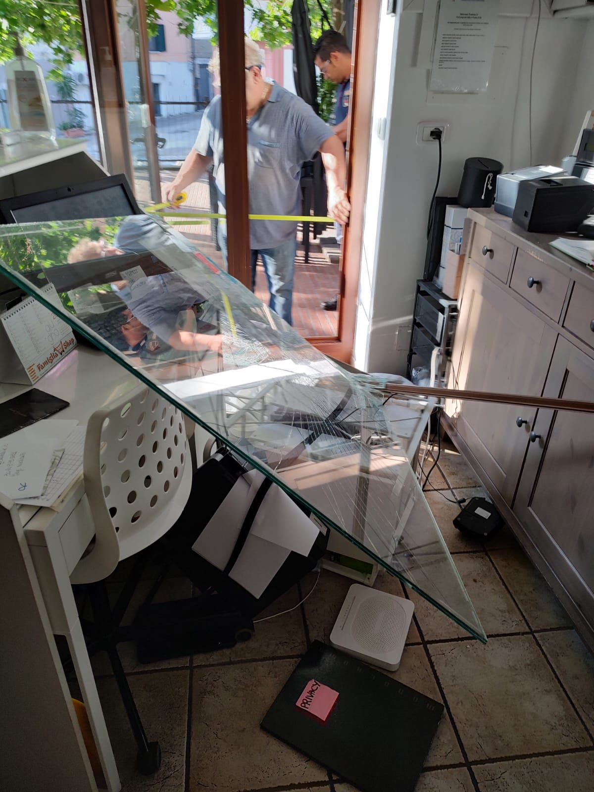 Tentato furto alla "Trattoria 21", ingenti danni al locale - Gallery 2 vetrina rotta1