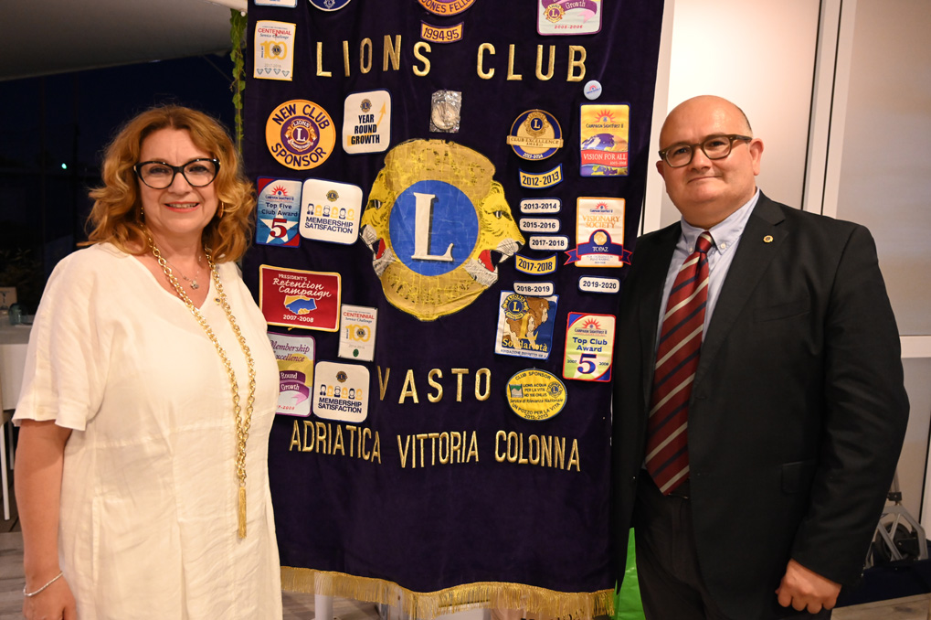 Maria Pia Smargiassi è il nuovo presidente del Lions Club Vasto Adriatica Vittoria Colonna - Gallery 7 Lions passaggio del martelletto apertura