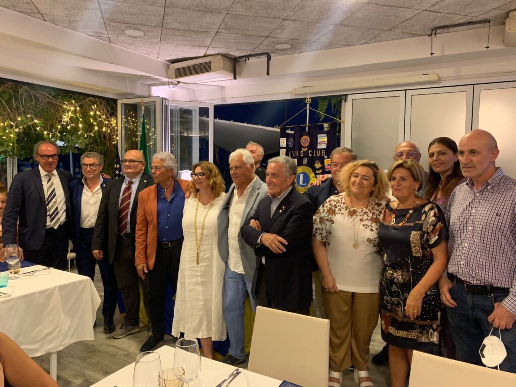 Maria Pia Smargiassi è il nuovo presidente del Lions Club Vasto Adriatica Vittoria Colonna - Gallery 2 Lions passaggio del martelletto tutti