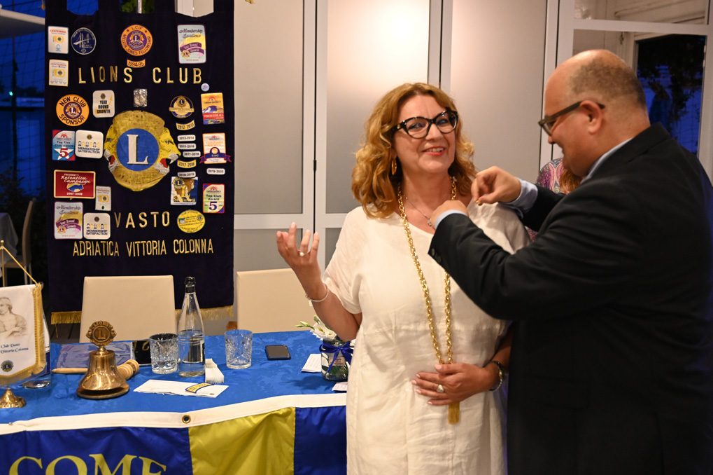 Maria Pia Smargiassi è il nuovo presidente del Lions Club Vasto Adriatica Vittoria Colonna - Gallery 3 Lions passaggio del martelletto2