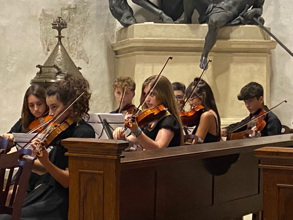 Medaglia d'oro per i due violinisti vastesi dell'Orchestra giovani accademici - Foto - 2 castellano 1