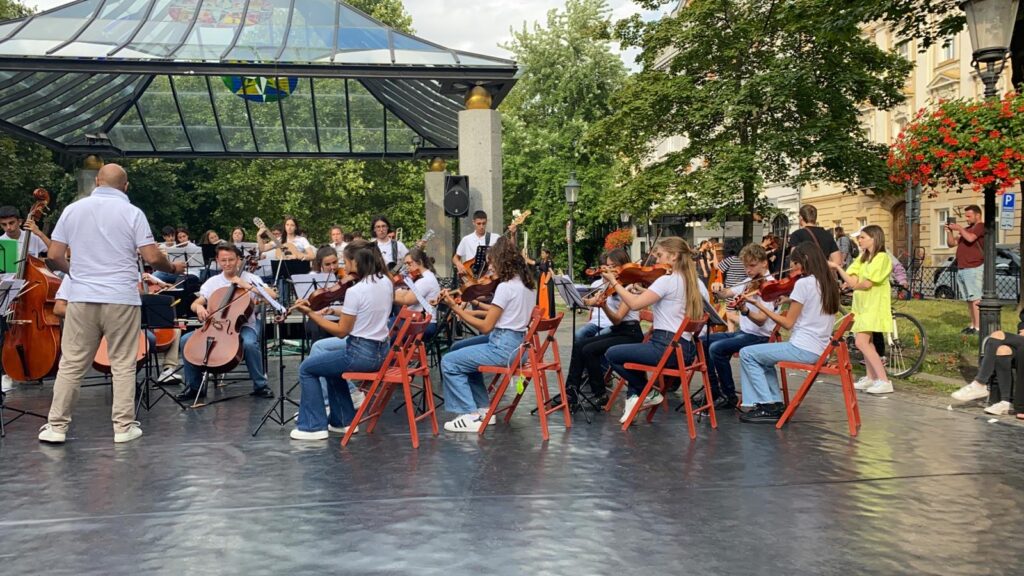 Medaglia d'oro per i due violinisti vastesi dell'Orchestra giovani accademici - Foto - 5 castellano 4