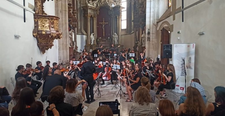 Medaglia d'oro per i due violinisti vastesi dell'Orchestra giovani accademici - Foto - 4 castellano