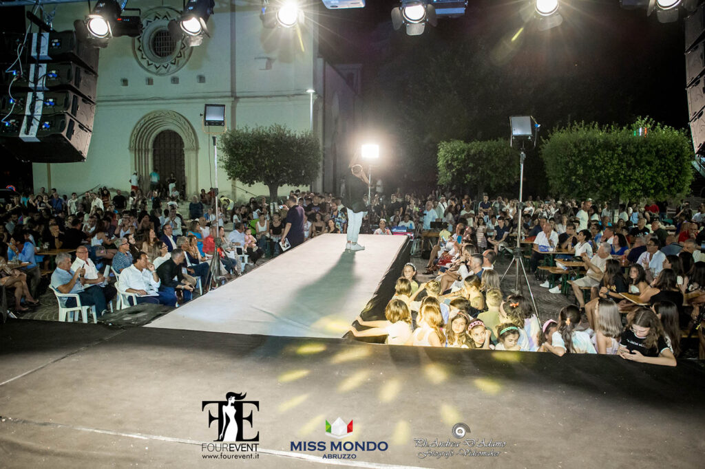 A Casoli tappa regionale di Miss Mondo Abruzzo, trionfano Camilla De Berardinis di Pescara e Sveva Zimbaro di Lanciano - Gallery 4 il pubblico IMG 4452 copia