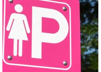 Il cartello di un parcheggio rosa