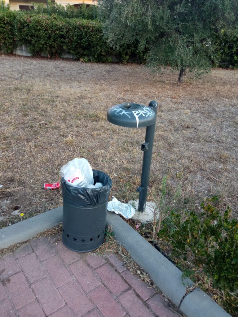 Atti vandalici al parco in via Circonvallazione histoniense 3 cestino rifiuti