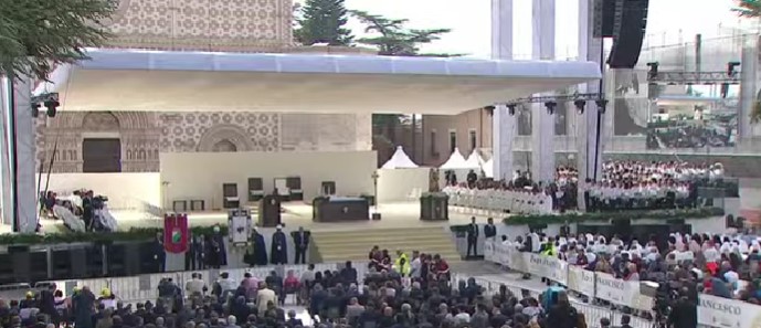 Papa Francesco a L'Aquila apre la Porta Santa e dà il via al Giubileo celestiniano - Foto 14 cm