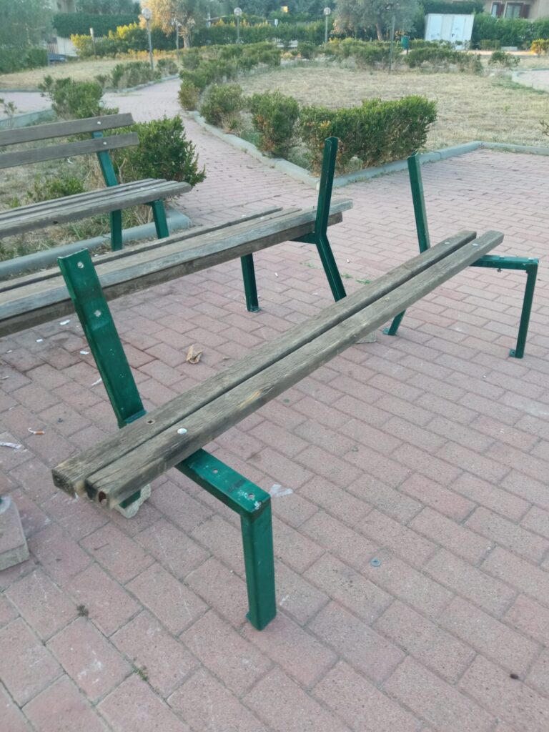 Atti vandalici al parco in via Circonvallazione histoniense 6 danneggiamenti3