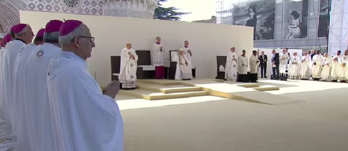 Papa Francesco a L'Aquila apre la Porta Santa e dà il via al Giubileo celestiniano - Foto 12 messa