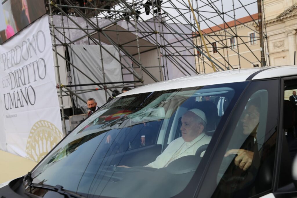 Papa Francesco a L'Aquila apre la Porta Santa e dà il via al Giubileo celestiniano - Foto 16 papa2