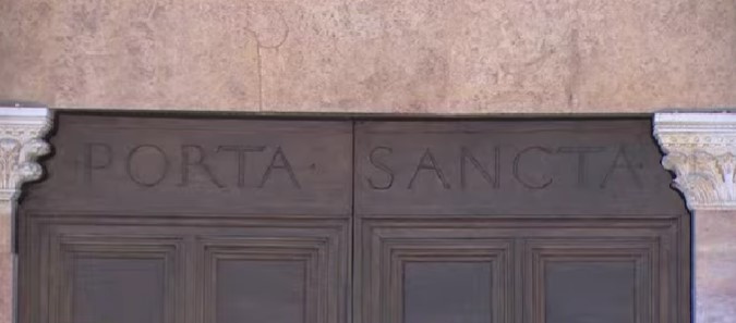 Papa Francesco a L'Aquila apre la Porta Santa e dà il via al Giubileo celestiniano - Foto 7 porta santa