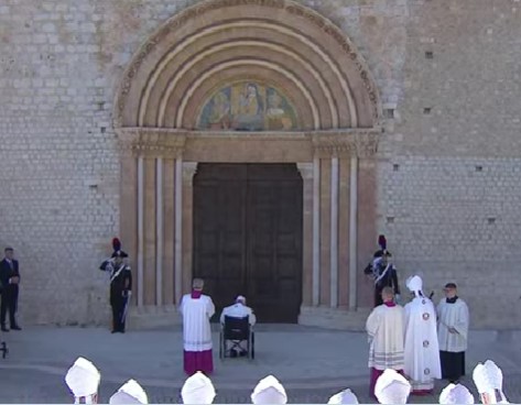 Papa Francesco a L'Aquila apre la Porta Santa e dà il via al Giubileo celestiniano - Foto 8 porta