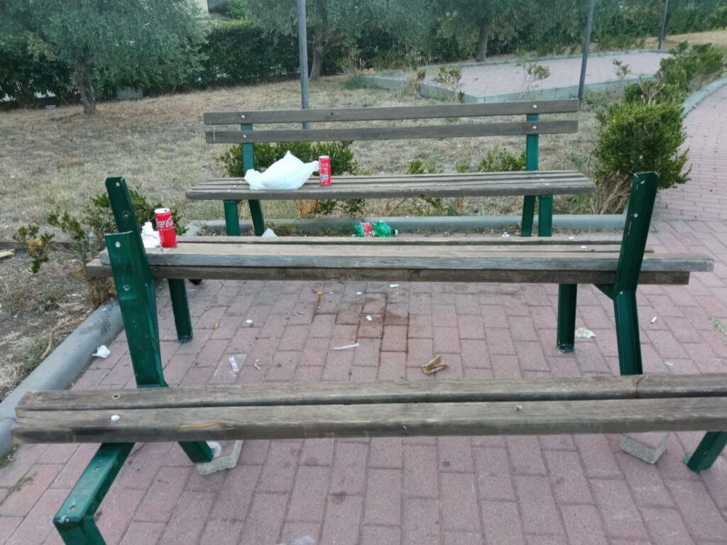 Atti vandalici al parco in via Circonvallazione histoniense 4 rifiuti2
