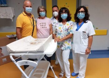 I medici del reparto di Pediatria con i genitori di Serena