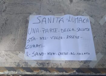 Un cartello esposto durante la protesta di tre mesi fa