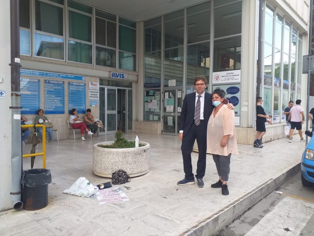 Il sindaco Menna incontra Patrizia De Rosa davanti all'ingresso del San Pio di Vasto - Foto 2 de rosa pat 1