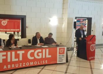 Al micorfono, Franco Rolandi, segretario regionale Filt Cgil Abruzzo Molise