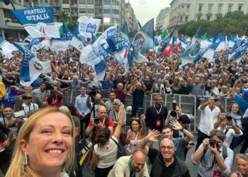 Il selfie di Meloni con la piazza di Pescara