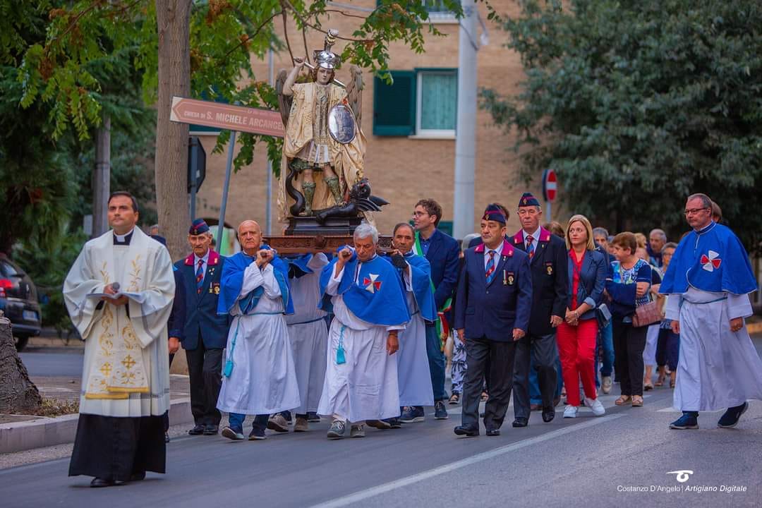 Inizia la Festa di San Michele: la statua del Santo Patrono in processione - GALLERY 2 michele1