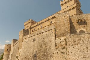Week-end Dove? Celano, le mura di cinta e il meraviglioso castello nel parco naturale Sirente-Velino - GALLERY 2 Celano e Castello di Celano2