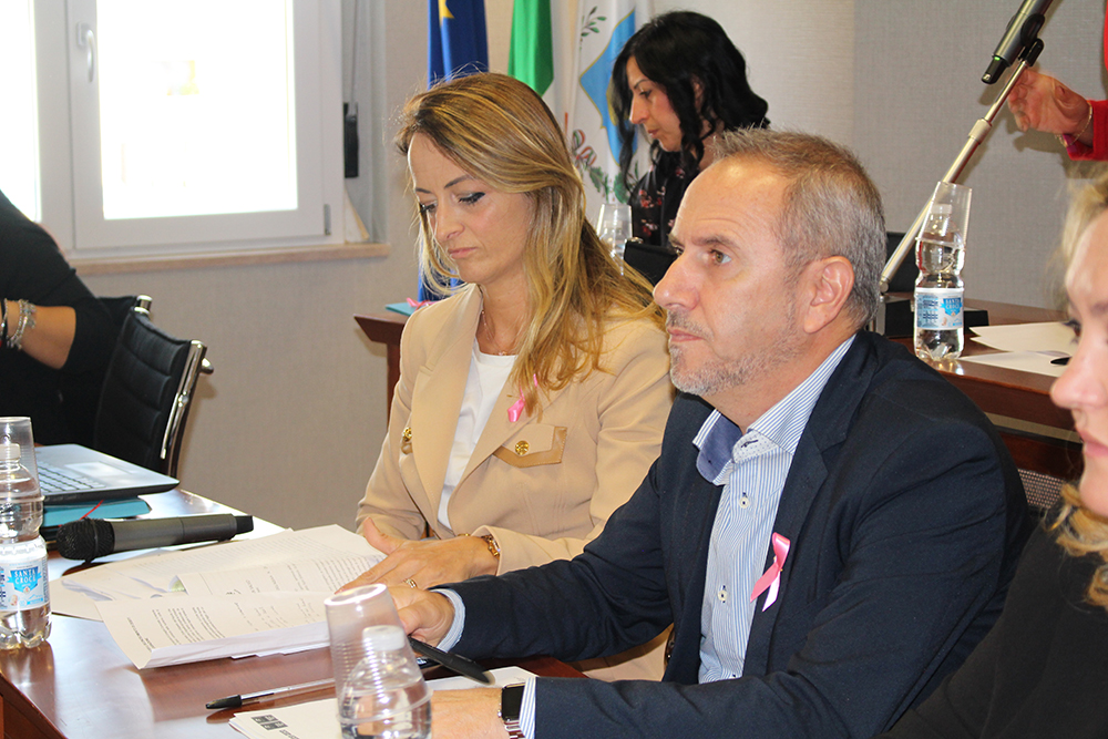 A San Salvo nastro rosa in Consiglio comunale per il mese della prevenzione del tumore al seno - Gallery 5 nastro rosa 3