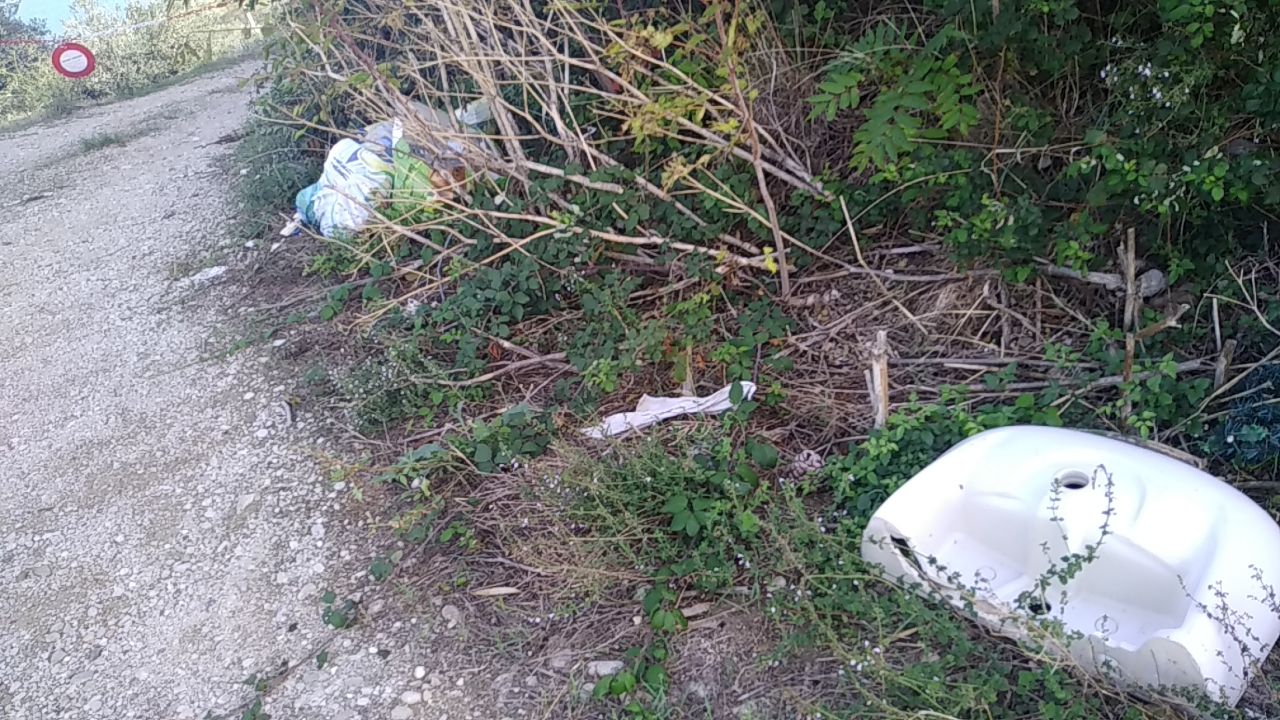 Rovi, un lavandino e scarti dell'edilizia in via San Nicola a Vasto - GALLERY 3 sannicolarif4