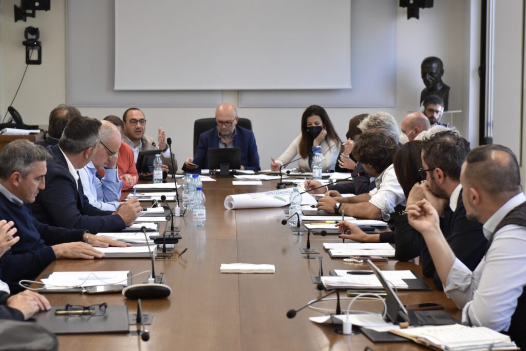 San Salvo, Amazon: la risoluzione sui problemi di mobilità dei dipendenti sul tavolo della Terza Commissione - VIDEO e Gallery 2 terza
