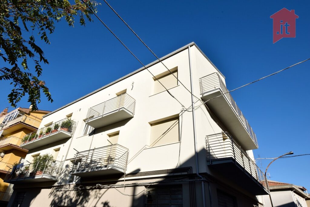Vendesi casa in palazzina ristrutturata, zona Salesiani 7 07 casa tre camere salesiani DSC 7145