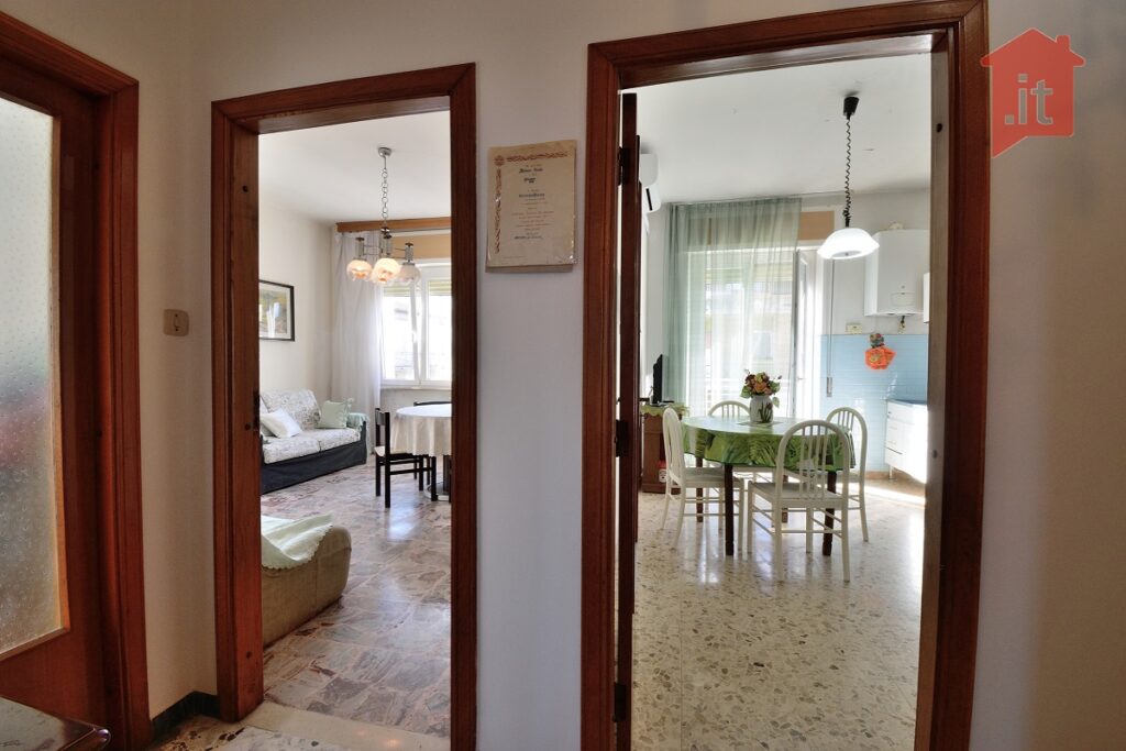 Vendesi casa in palazzina ristrutturata, zona Salesiani 11 11 casa tre camere salesiani DSC 7101