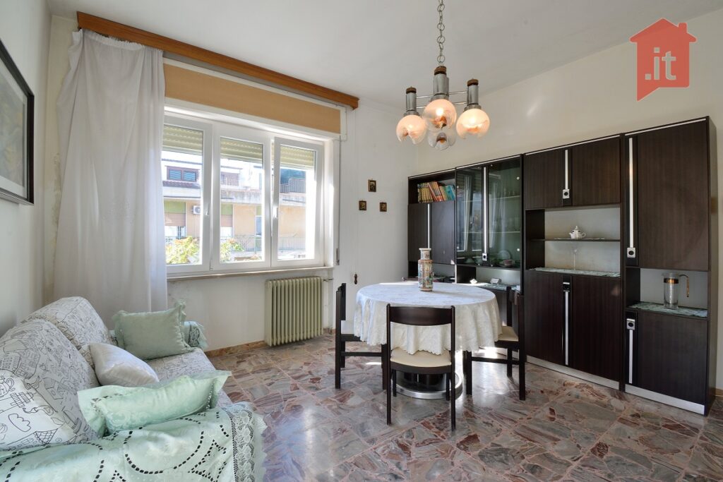 Vendesi casa in palazzina ristrutturata, zona Salesiani 14 14 casa tre camere salesiani DSC 7100