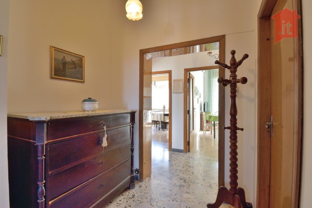 Vendesi casa in palazzina ristrutturata, zona Salesiani 18 18 casa tre camere salesiani DSC 7109