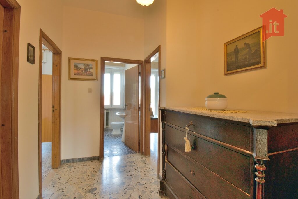Vendesi casa in palazzina ristrutturata, zona Salesiani 19 19 casa tre camere salesiani DSC 7108