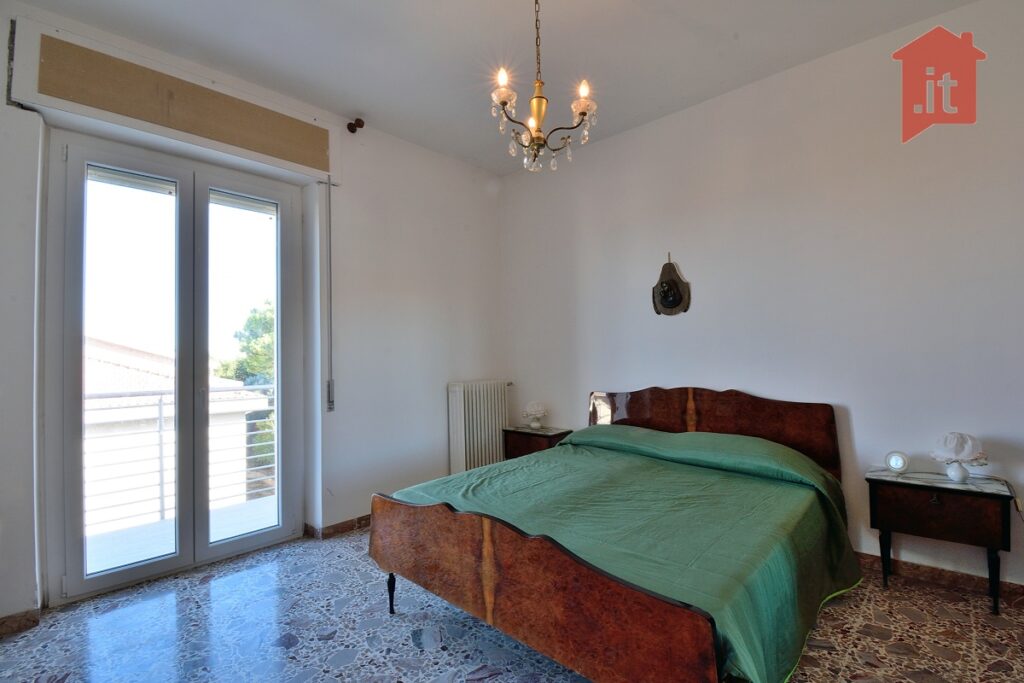 Vendesi casa in palazzina ristrutturata, zona Salesiani 22 22 casa tre camere salesiani DSC 7120