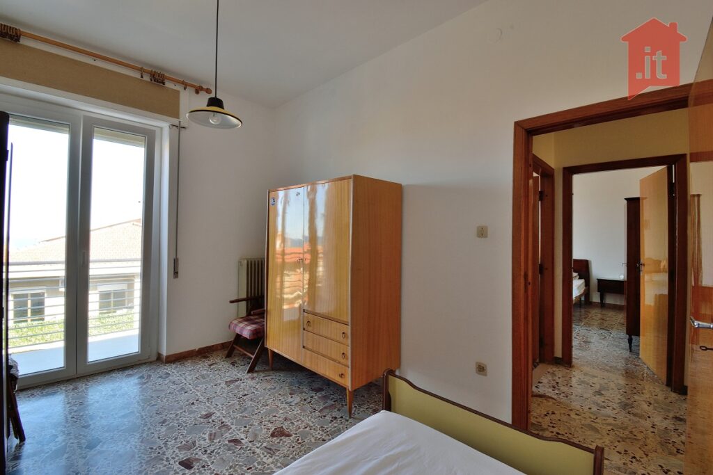 Vendesi casa in palazzina ristrutturata, zona Salesiani 25 25 casa tre camere salesiani DSC 7113