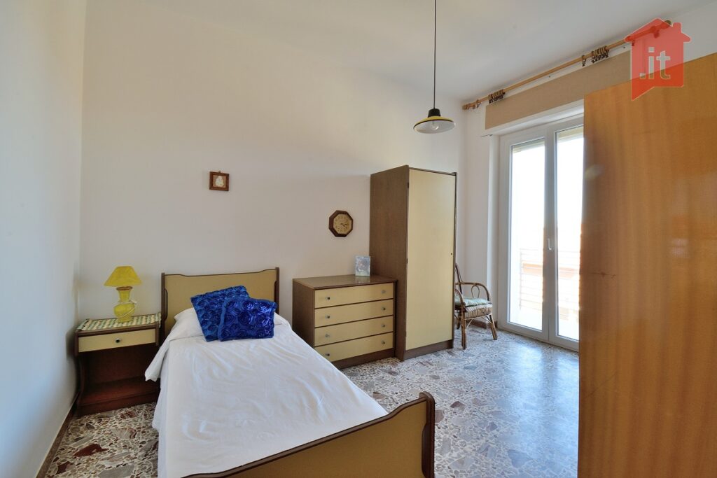 Vendesi casa in palazzina ristrutturata, zona Salesiani 26 26 casa tre camere salesiani DSC 7110