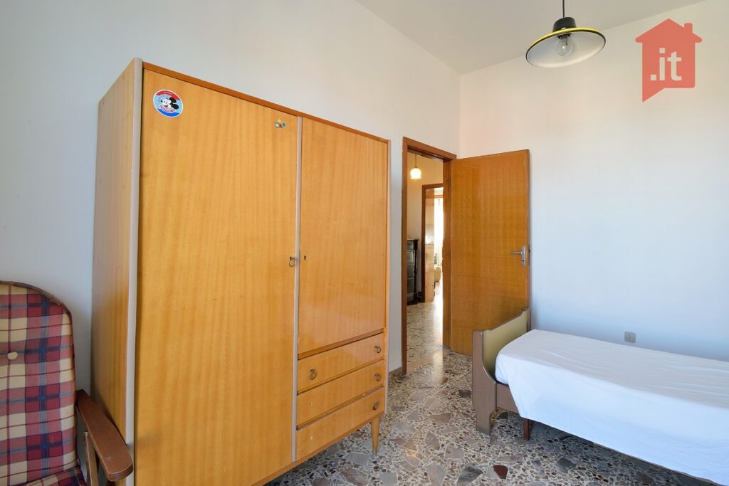 Vendesi casa in palazzina ristrutturata, zona Salesiani 27 27 casa tre camere salesiani DSC 7112