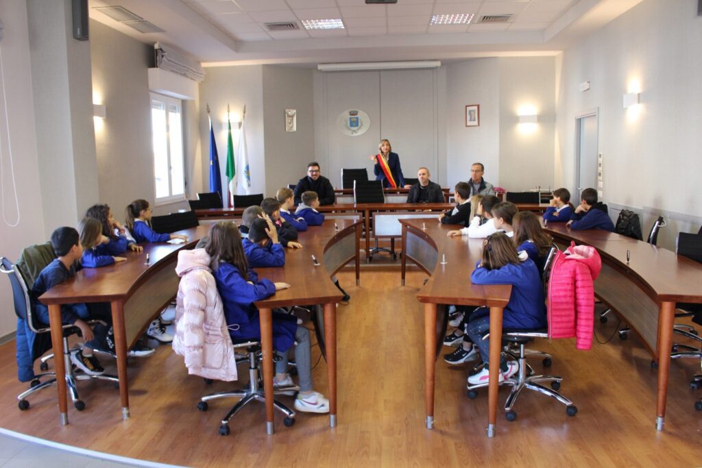 San Salvo, alunni del plesso di via Verdi in Comune a lezione di educazione civica - Gallery 2 ci1