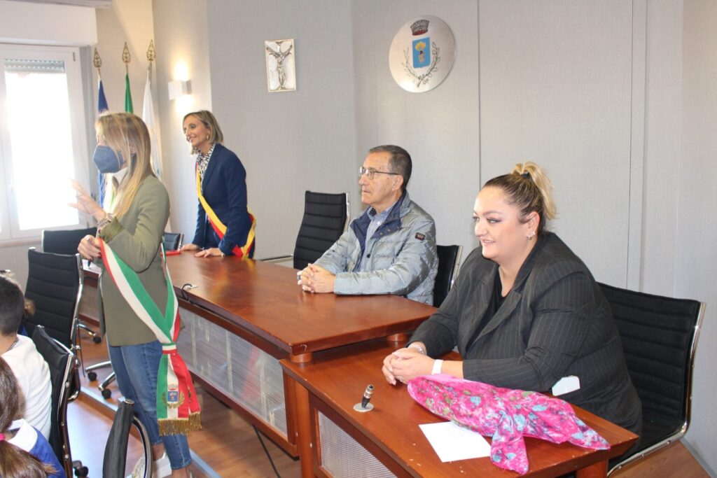San Salvo, alunni del plesso di via Verdi in Comune a lezione di educazione civica - Gallery 4 ci2