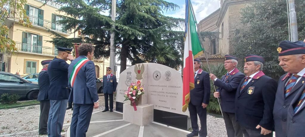 Vasto, fiori al monumento ai Caduti della polizia di Stato - Gallery 3 commm3