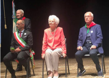 A sinistra dietro il sindaco di Pesaro, Ricci, Giacinto Scioli. Al centro Liliana Segre e accanto Nicola Mattoscio