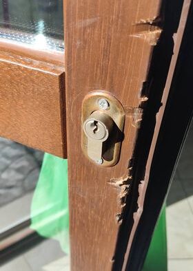 La serratura della porta-finestra dalla quale sono entrati i ladri